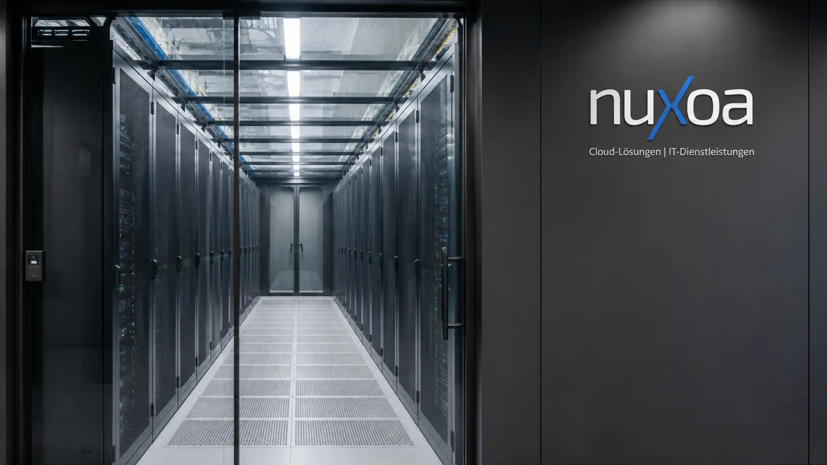 Servergang hinter einer Glastür neben dem NUXOA-Logo
