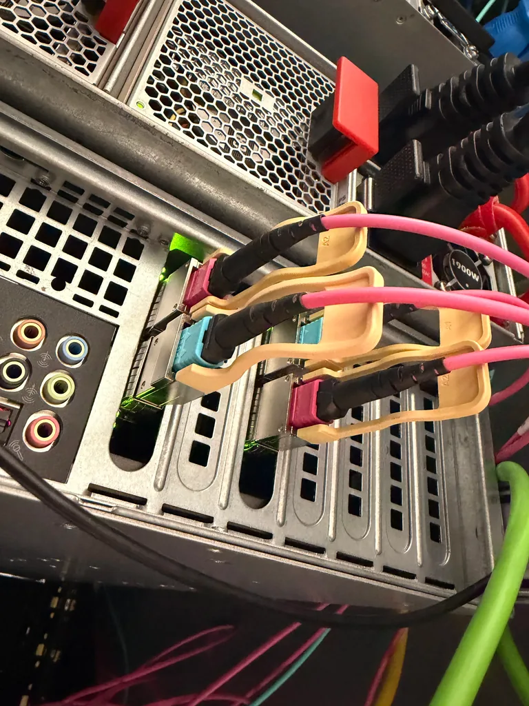 Optische Netzwerkschnittstellen mit angeschlossenen Glasfaserkabeln
